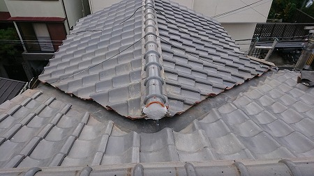 【門真市】錆びた和瓦のハチ谷樋板金をガルバリウム鋼板製の谷樋板金へ交換工事を行いました。