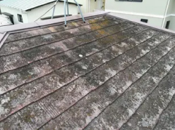 築30年の苔や藻がこびりついたスレート屋根