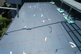 スレート屋根のひび割れた箇所をシーリング材で補修